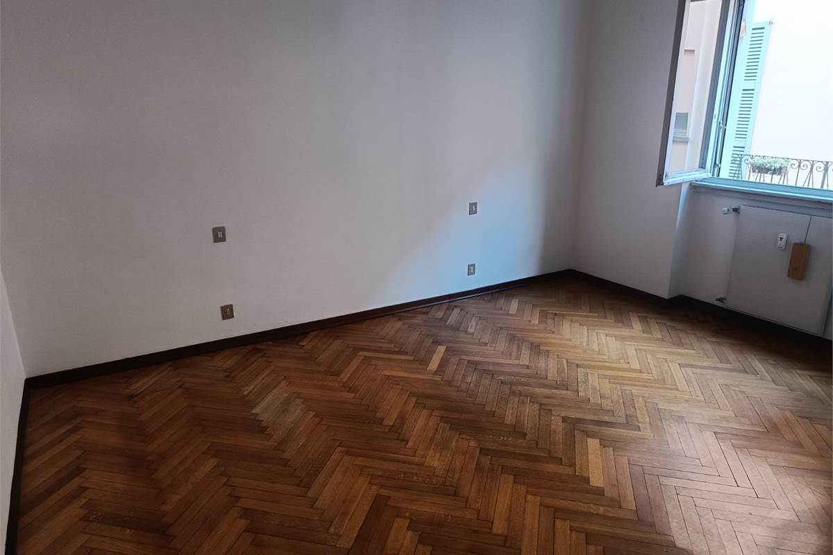 BILOCALE PIU' SERVIZI CON TERRAZZO