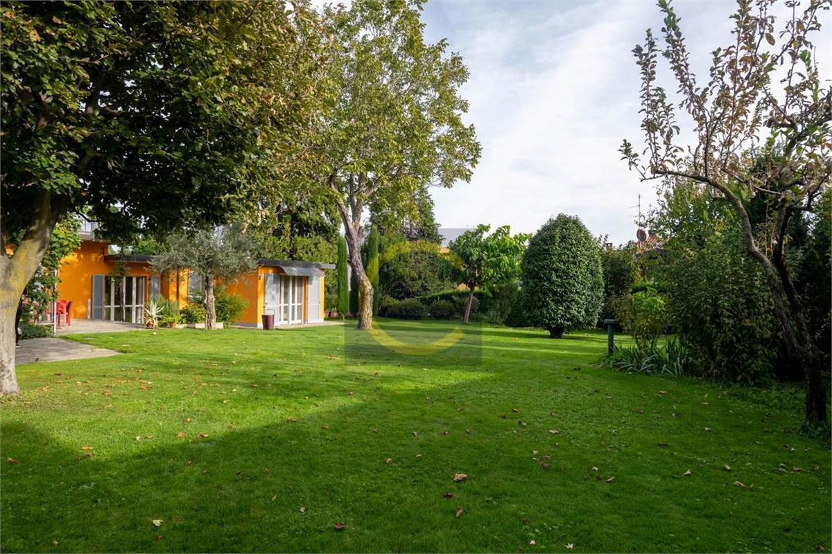 CASA SINGOLA D'EPOCA COMPLETAMENTE RISTRUTTURATA