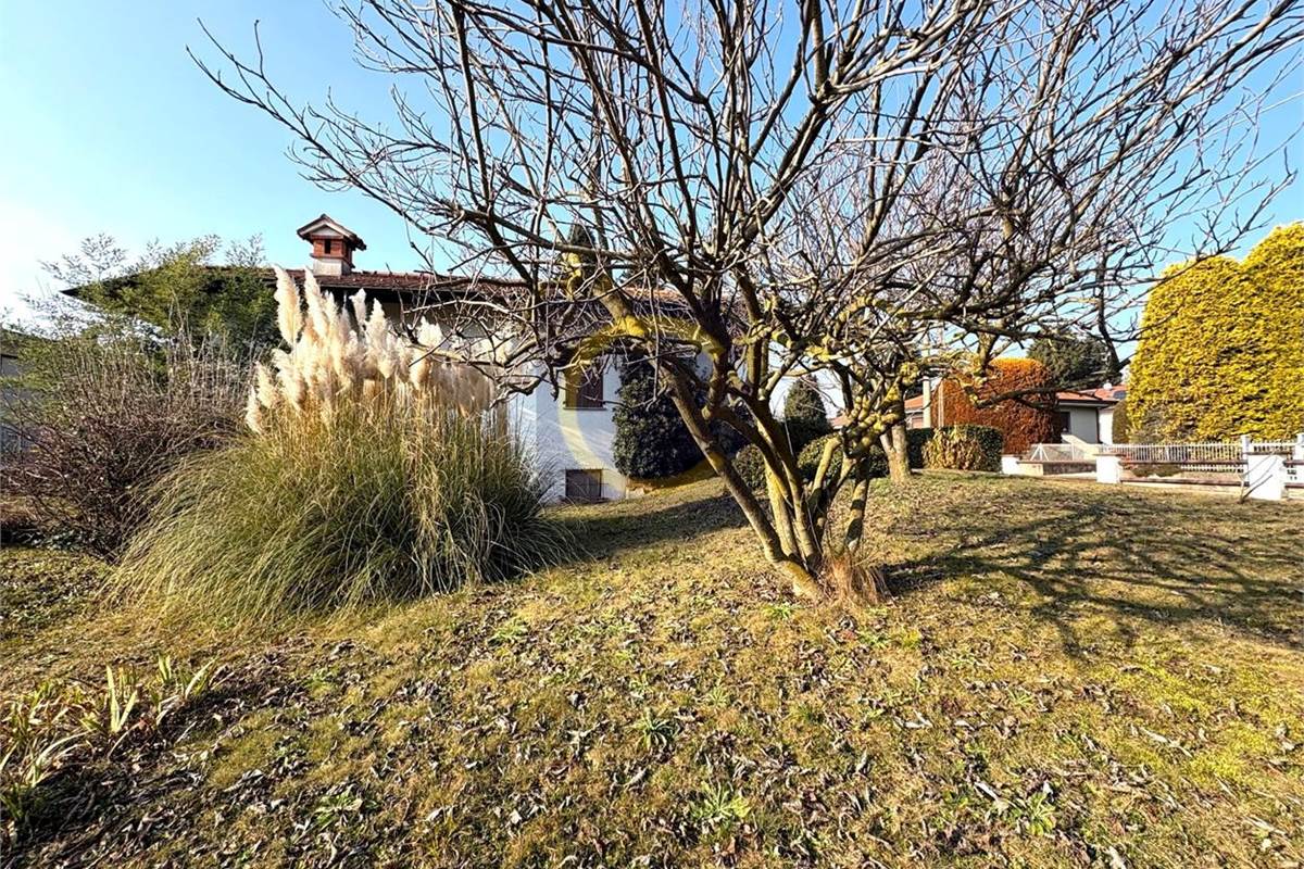 VILLA SINGOLA CON AMPIO GIARDINO PRIVATO
