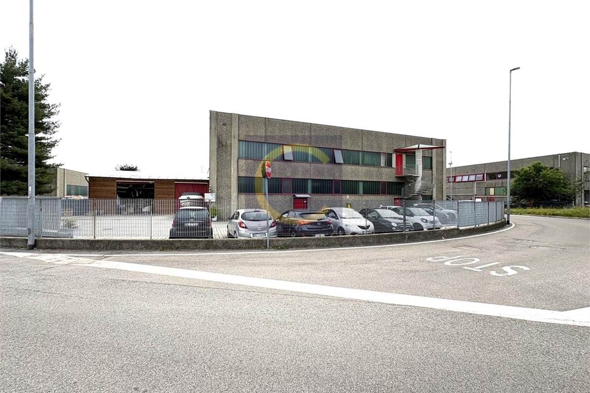 PORZIONE DI CAPANNONE DI TESTA CON AREA ESTERNA