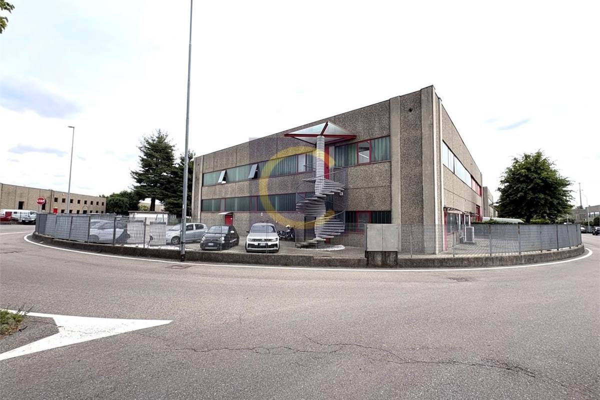 PORZIONE DI CAPANNONE DI TESTA CON AREA ESTERNA