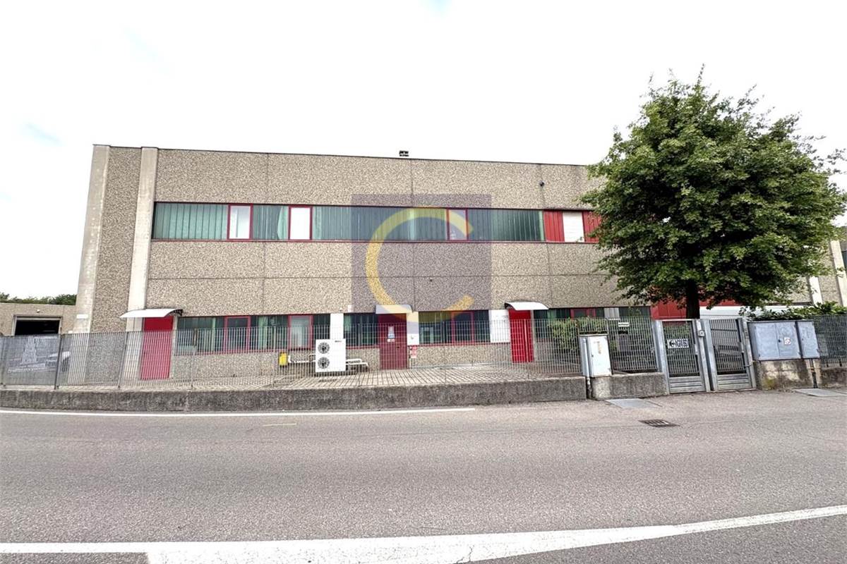 PORZIONE DI CAPANNONE DI TESTA CON AREA ESTERNA