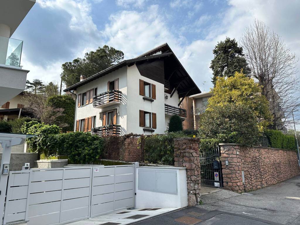 SPLENDIDA DIMORA IN COLLINA