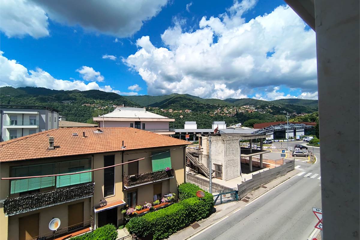 Libero piano alto  con balcone