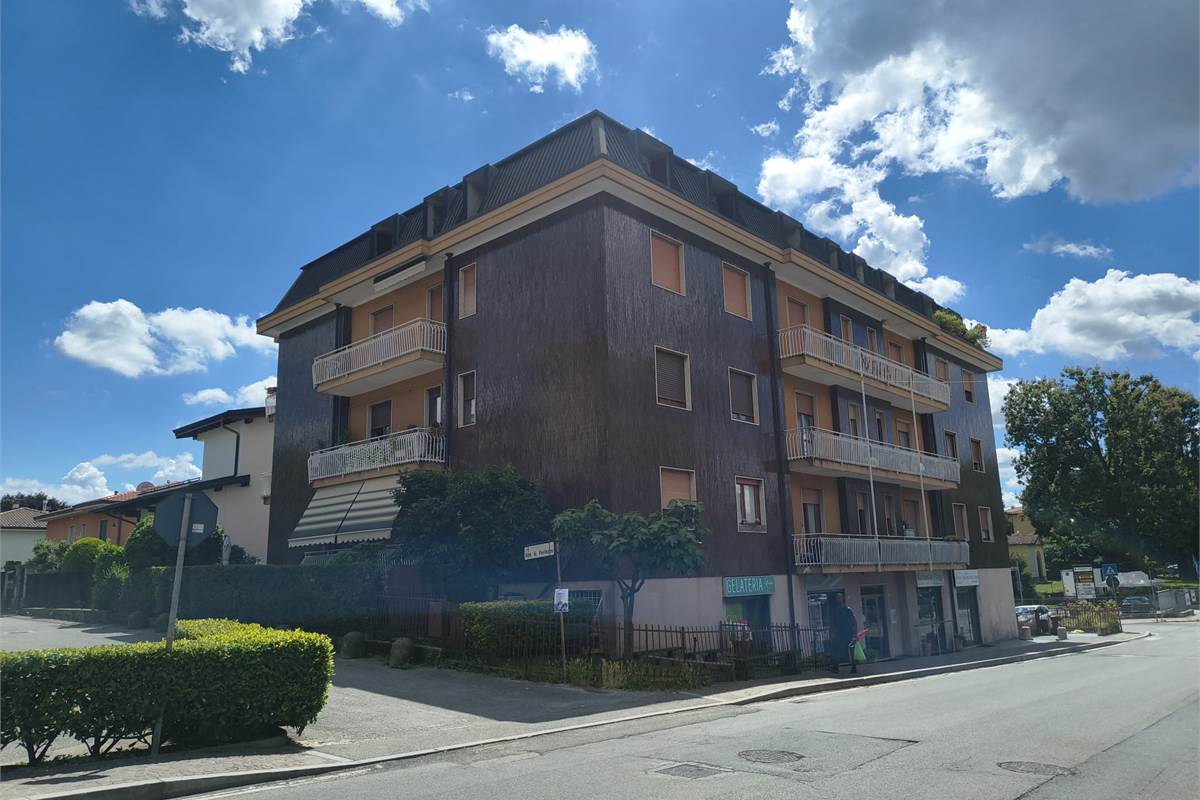 Libero piano alto  con balcone