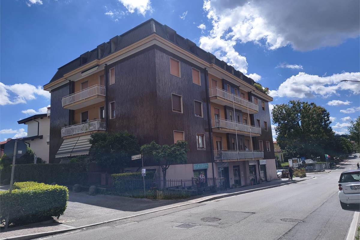 Libero piano alto  con balcone