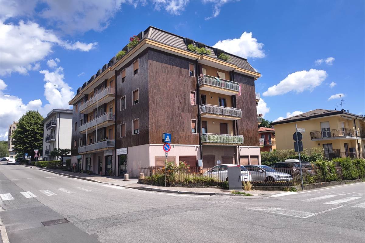 Libero piano alto  con balcone