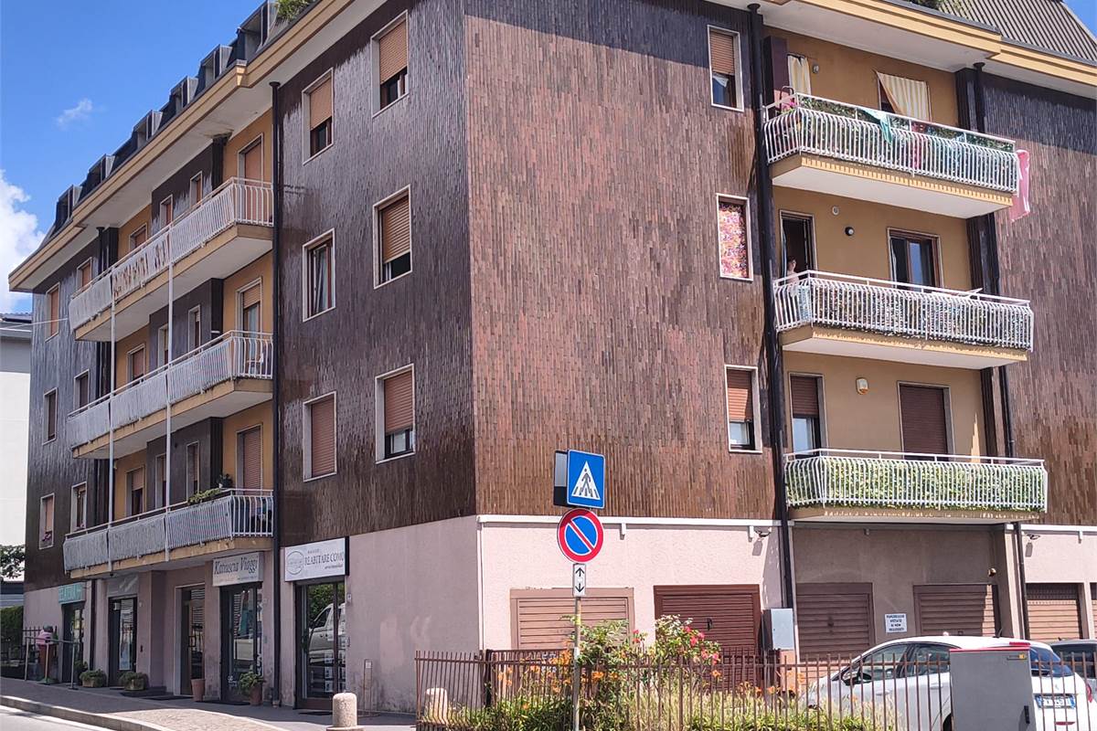 Libero piano alto  con balcone