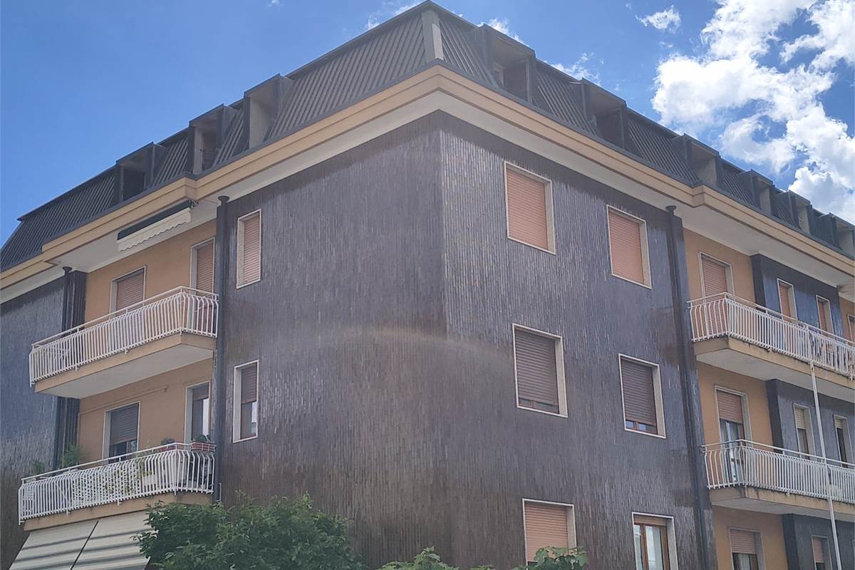 Libero piano alto  con balcone