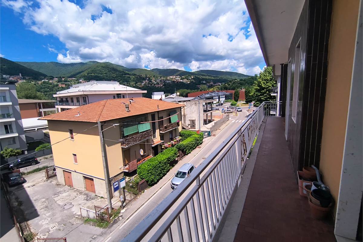 Libero piano alto  con balcone