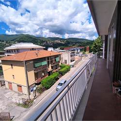 Libero piano alto  con balcone