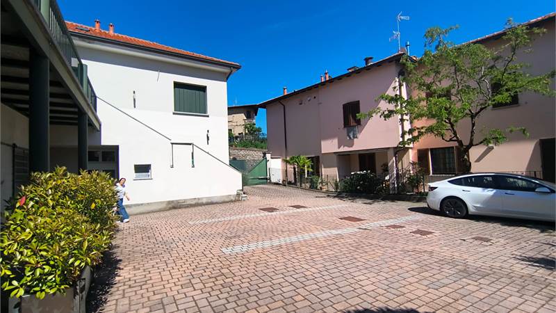 In trifamiliare senza spese 