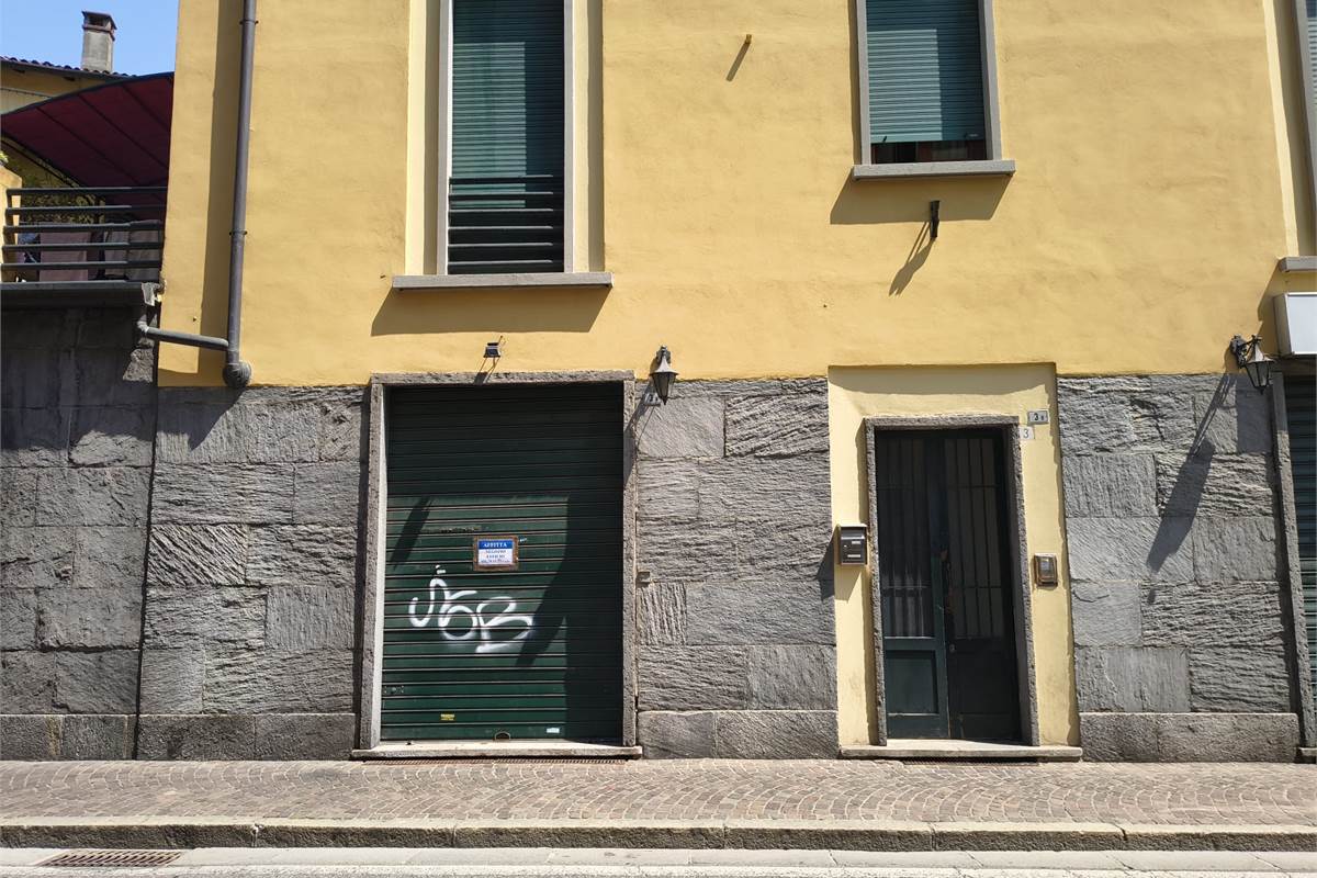 Libero fronte strada senza spese condominiali