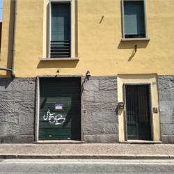 Libero fronte strada senza spese condominiali