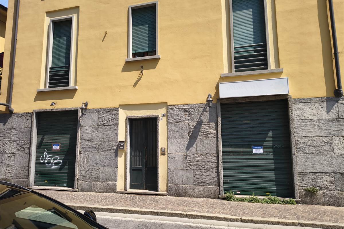 Libero fronte strada senza spese condominiali