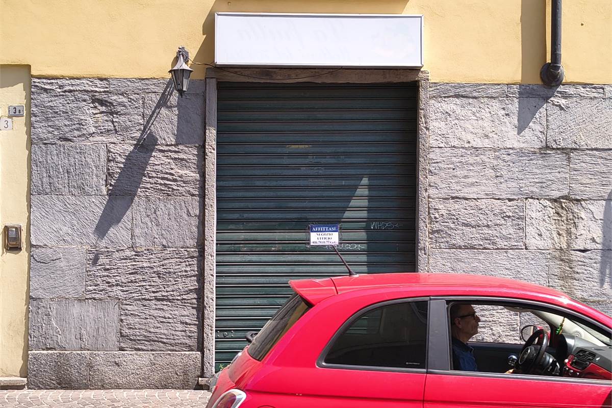 Libero fronte strada senza spese condominiali
