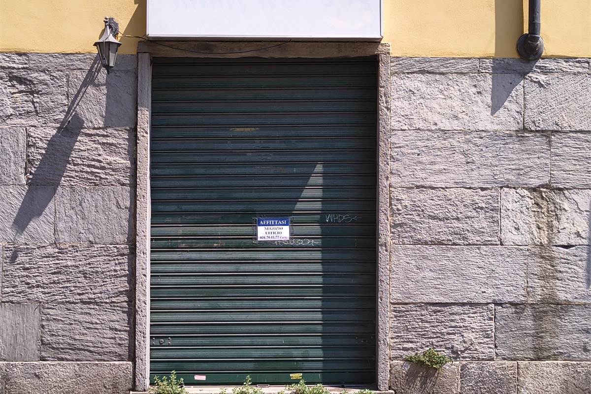 Libero fronte strada senza spese condominiali