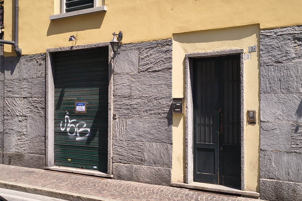 Libero fronte strada senza spese condominiali