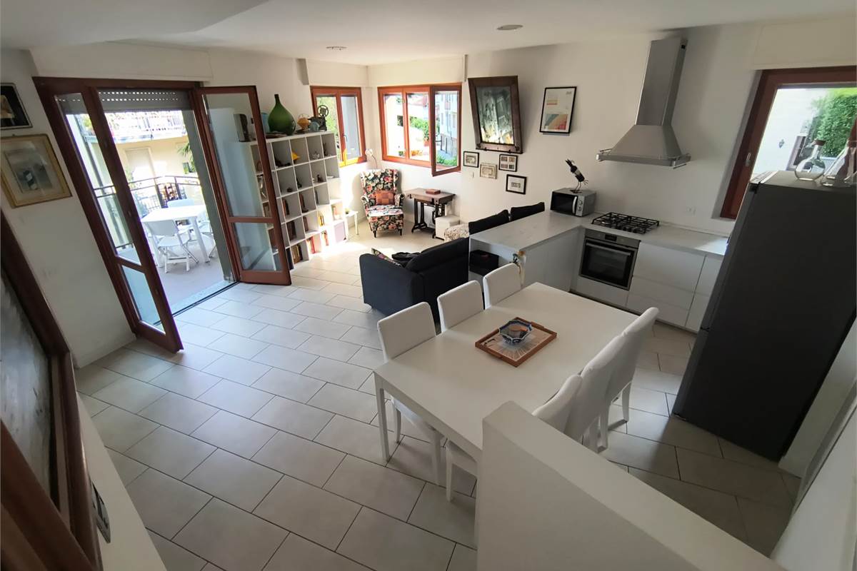 Libero piano alto con terrazzo