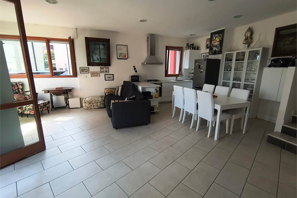 Libero piano alto con terrazzo
