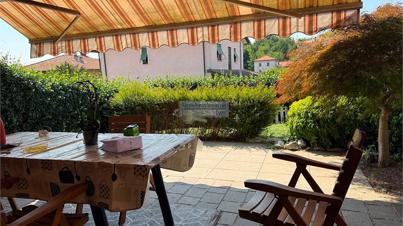 Cucciago – Trilocale con splendido giardino privato su tre lati