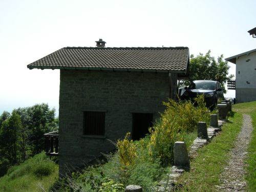 Baita arredata in vendita sul Monte Bisbino 
