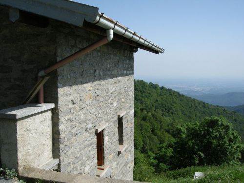 Baita arredata in vendita sul Monte Bisbino 