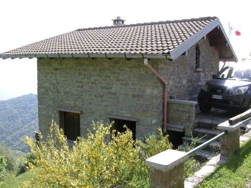 Baita arredata in vendita sul Monte Bisbino 