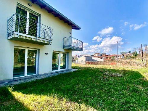 Villa nuova con giardino ad Appiano Gentile 