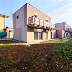 Villa Unifamiliare con ampio giardino e box doppio