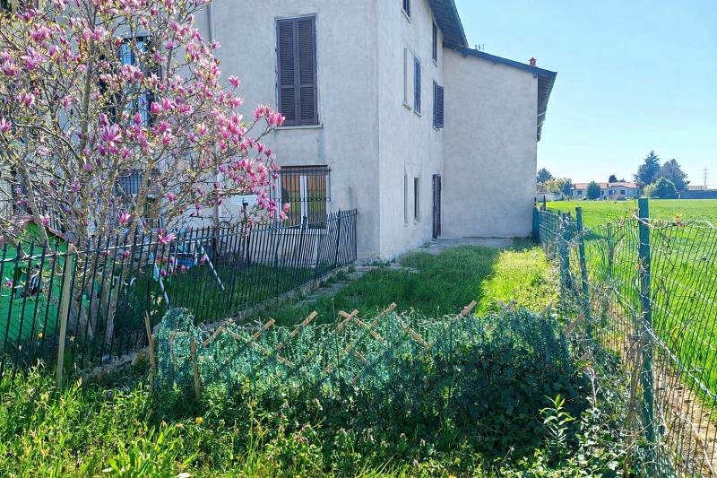 Ampio trilocale con giardino 