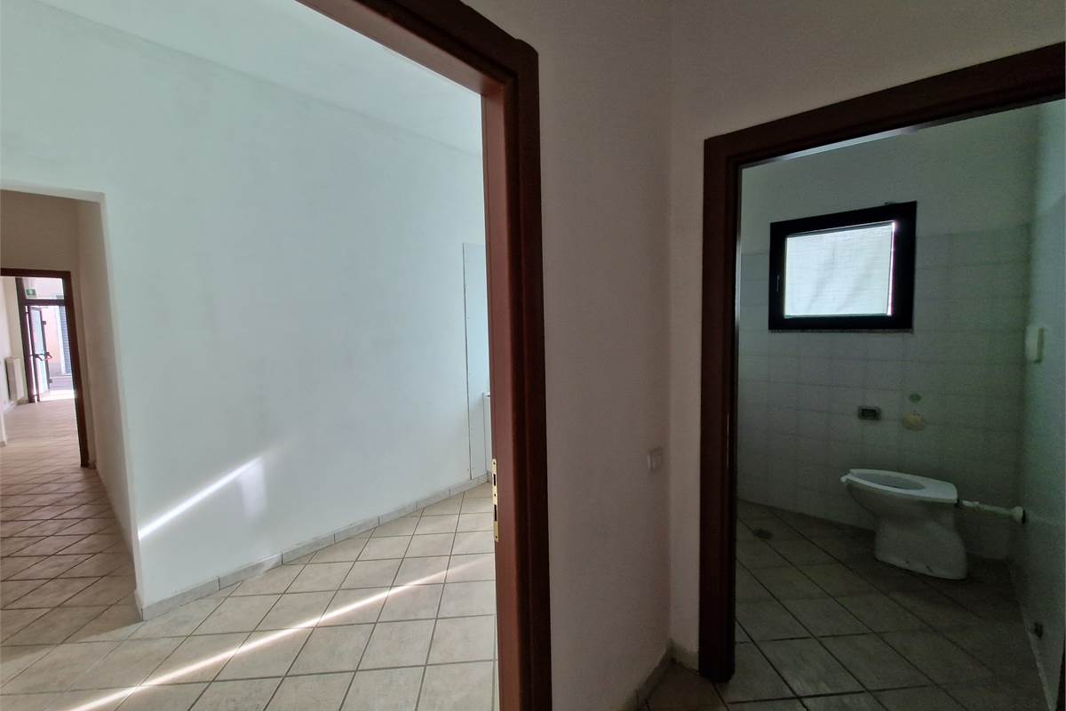 Negozio su strada di passaggio a Lurago Marinone