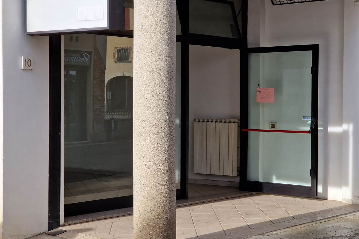 Negozio su strada di passaggio a Lurago Marinone