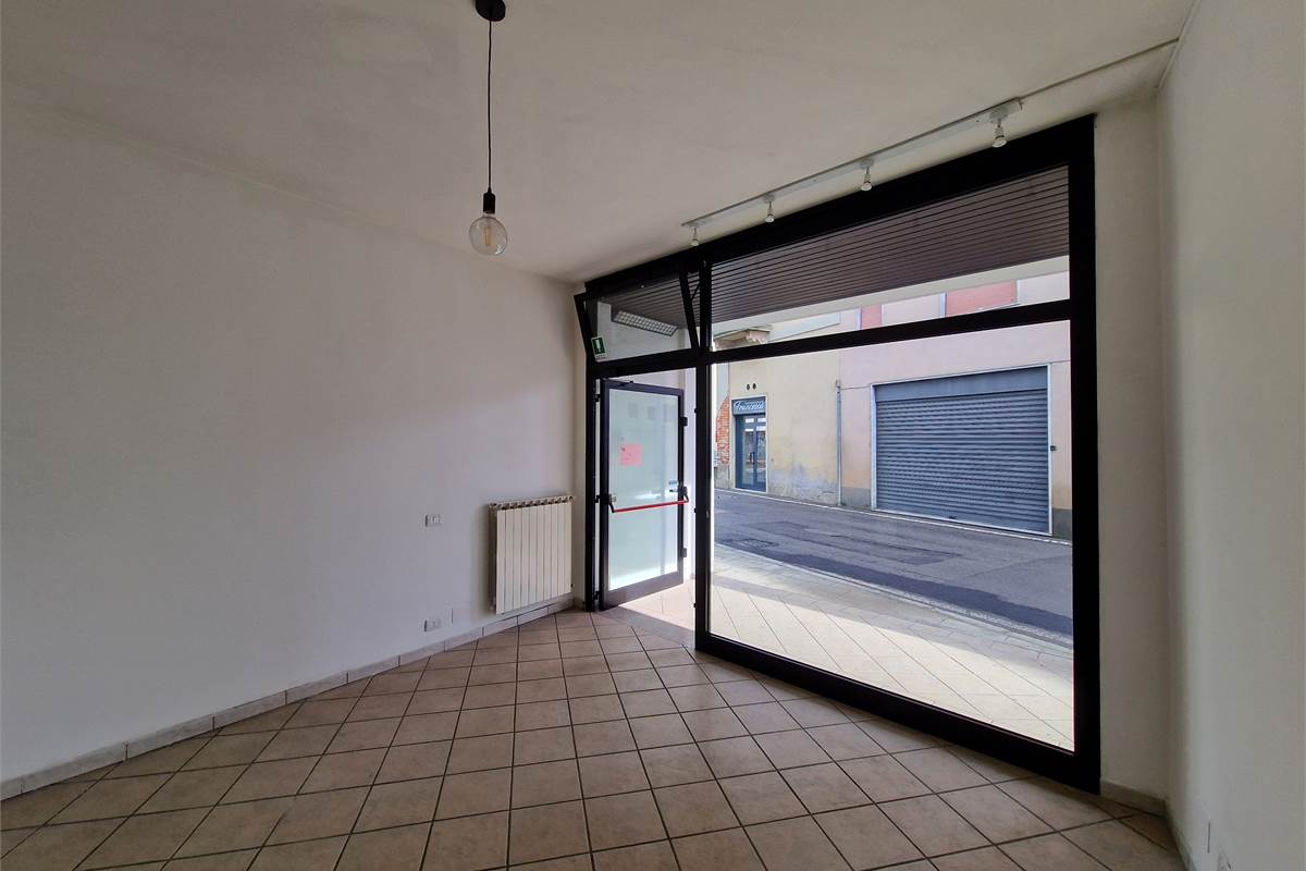 Negozio su strada di passaggio a Lurago Marinone