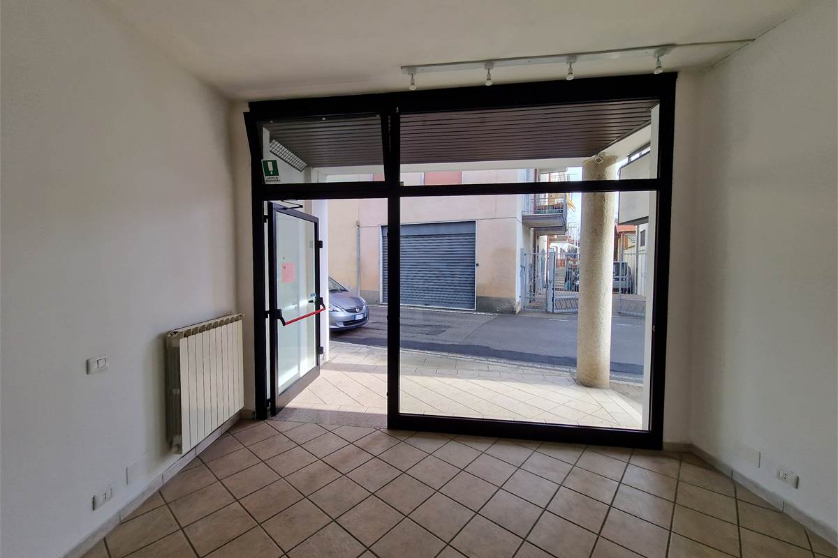 Negozio su strada di passaggio a Lurago Marinone
