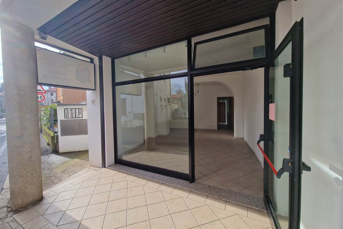 Negozio su strada di passaggio a Lurago Marinone
