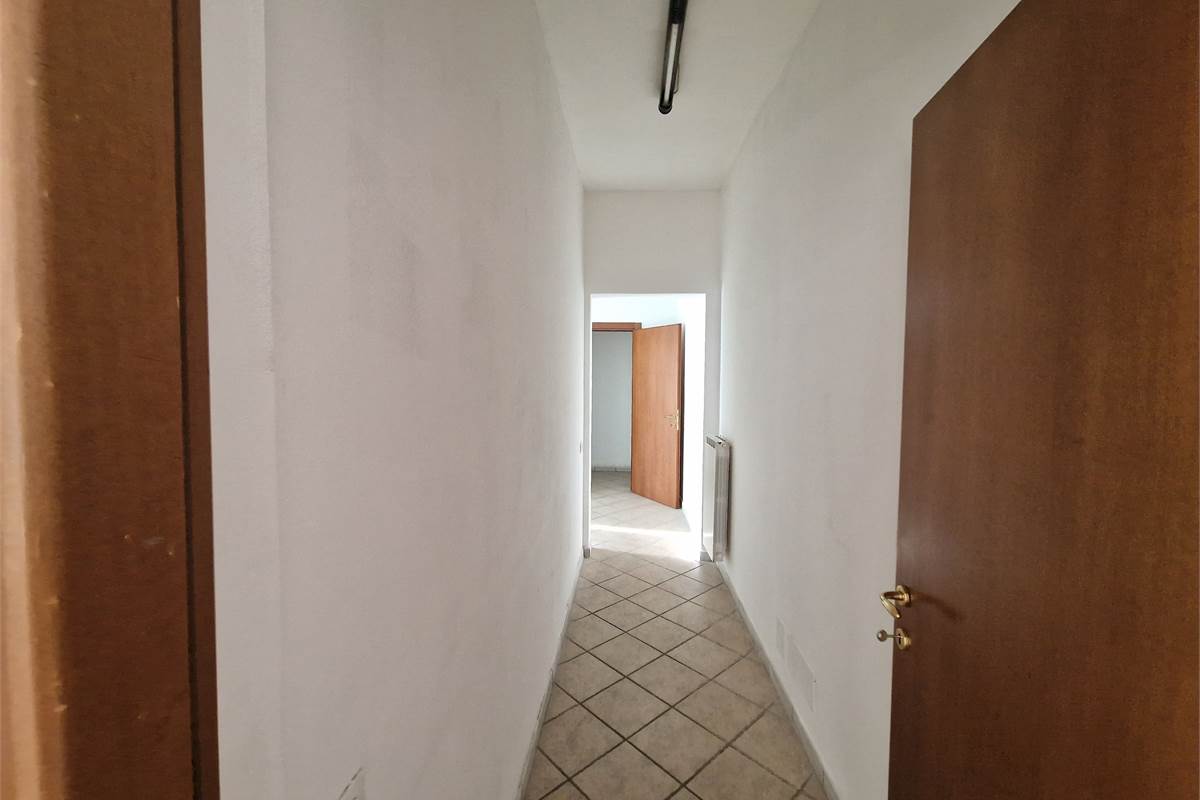 Negozio su strada di passaggio a Lurago Marinone