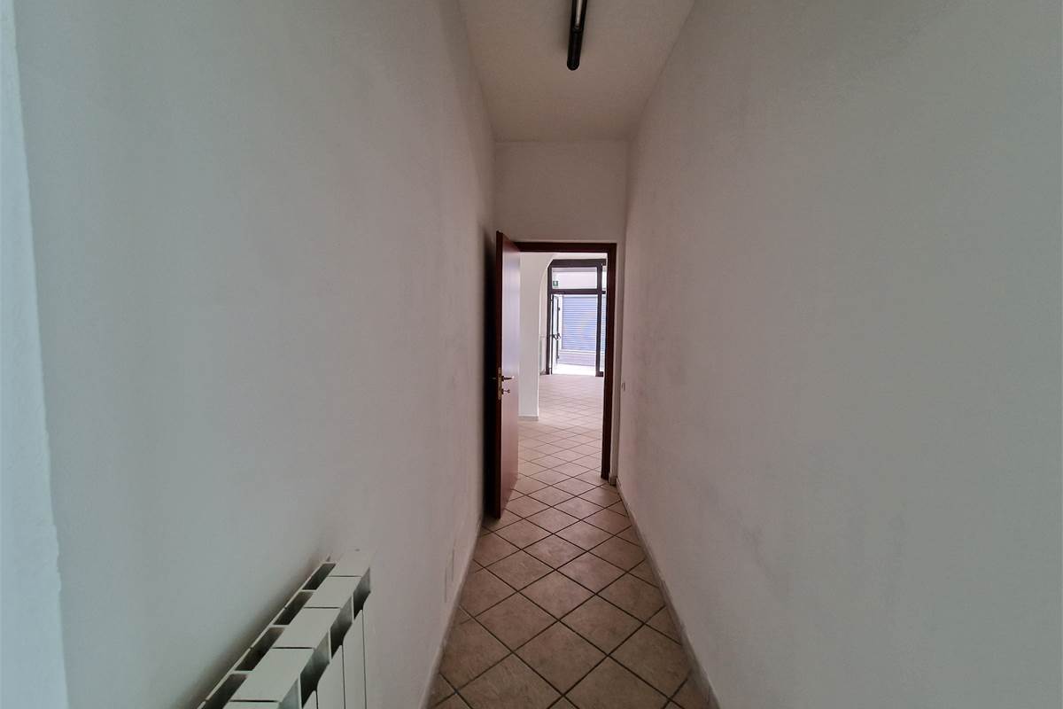 Negozio su strada di passaggio a Lurago Marinone