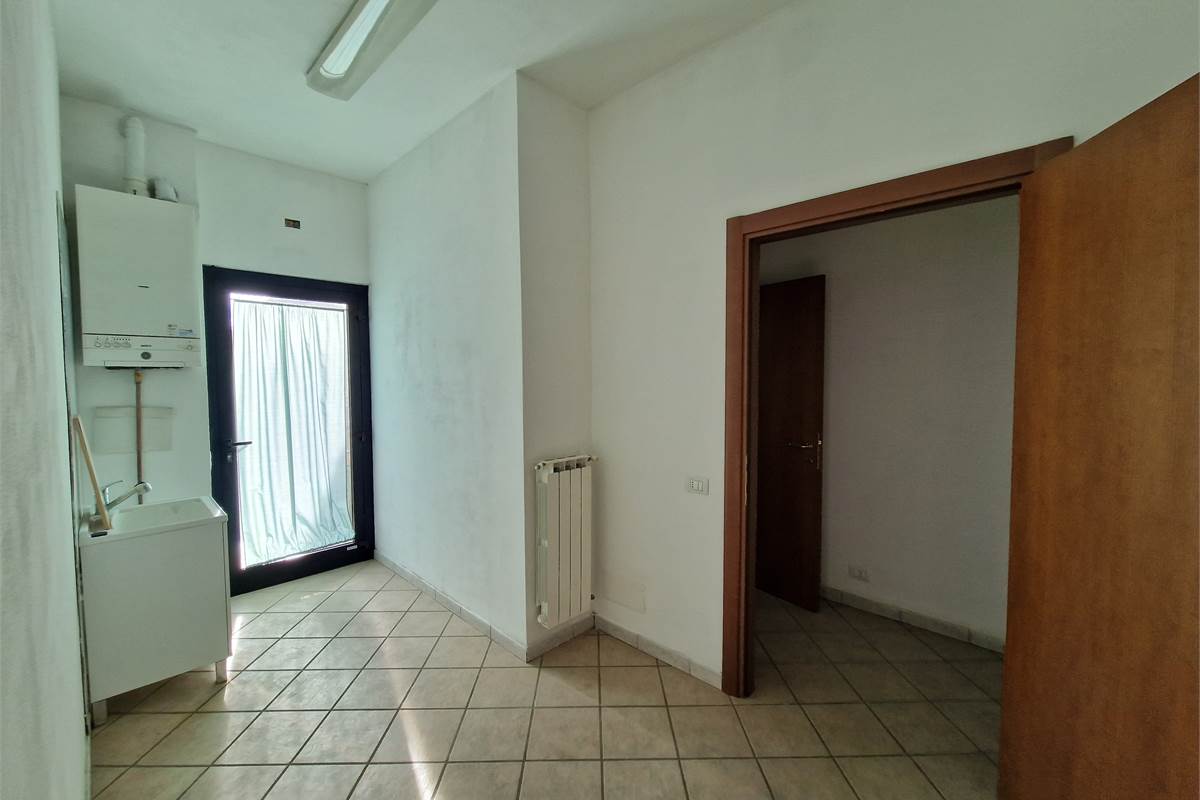Negozio su strada di passaggio a Lurago Marinone