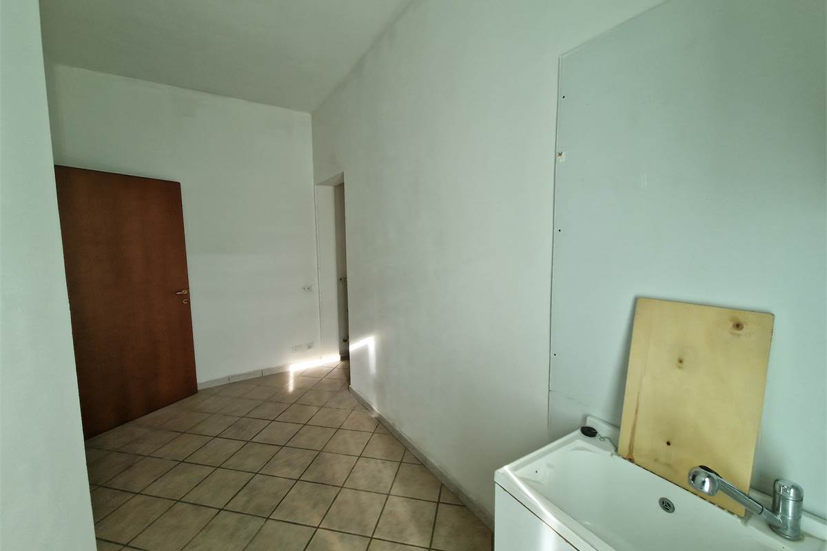 Negozio su strada di passaggio a Lurago Marinone