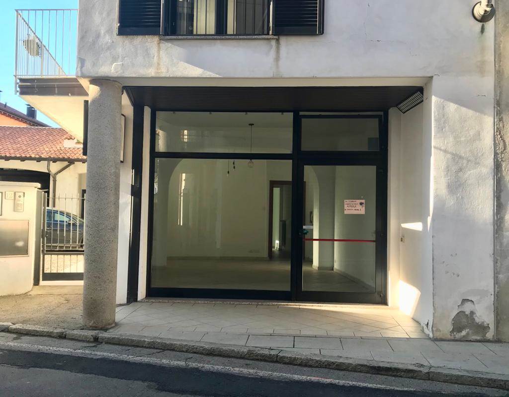 Negozio su strada di passaggio a Lurago Marinone
