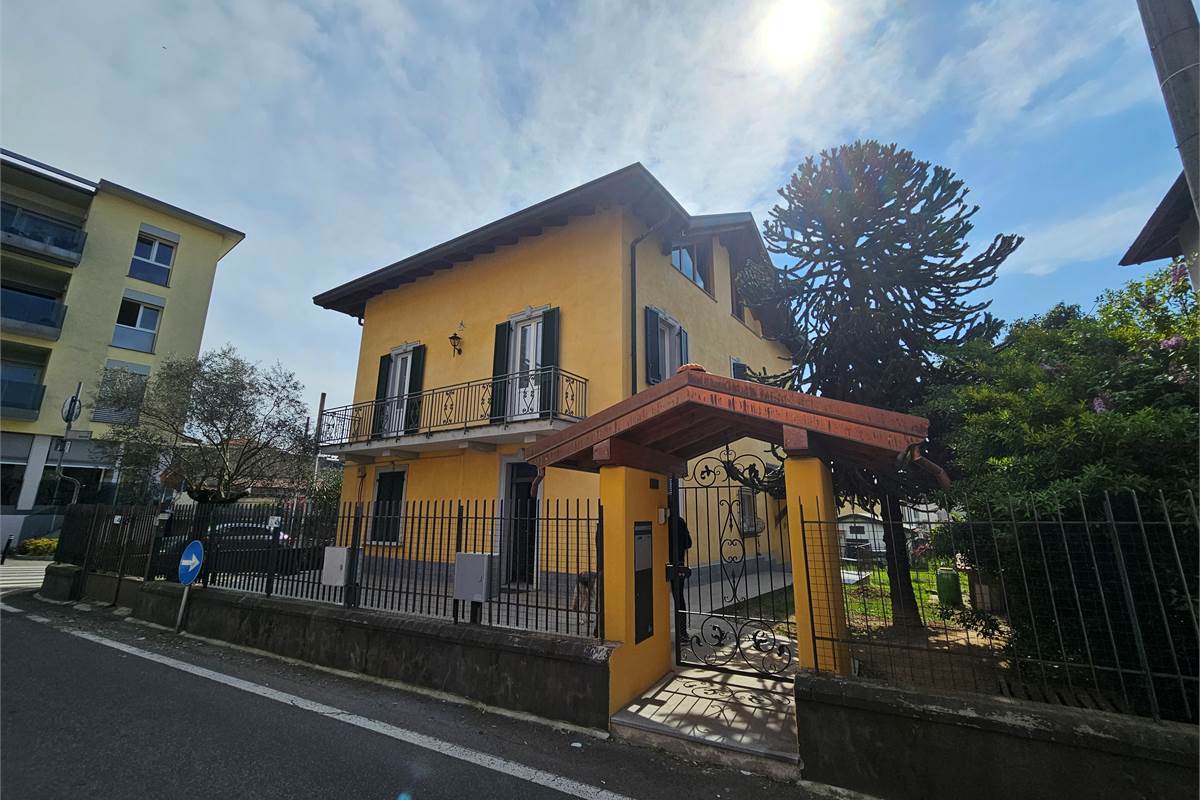 Villa Singola con due appartamenti e giardino