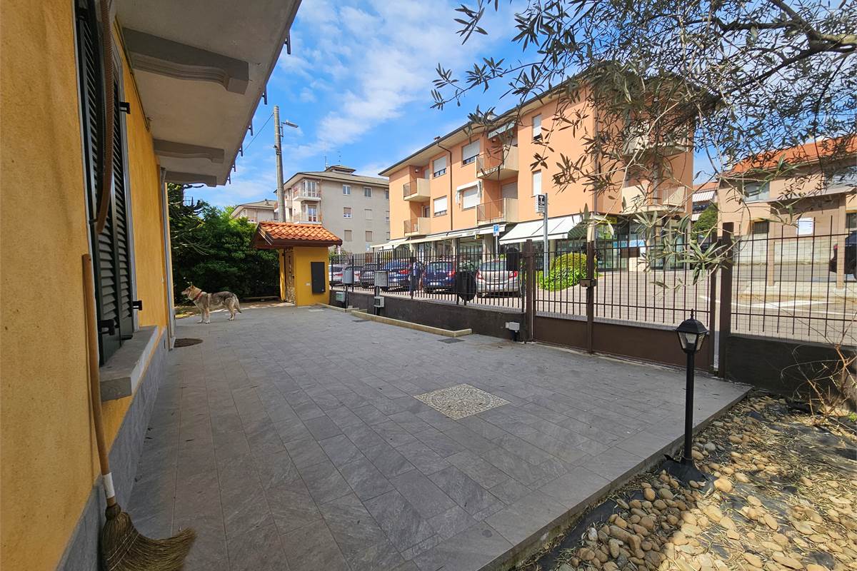 Villa Singola con due appartamenti e giardino