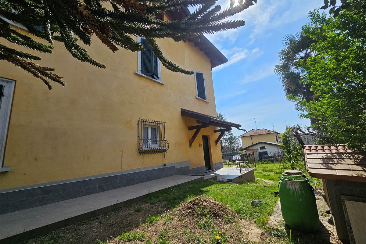 Villa Singola con due appartamenti e giardino