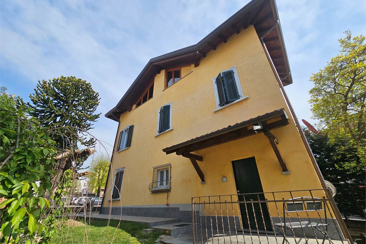 Villa Singola con due appartamenti e giardino