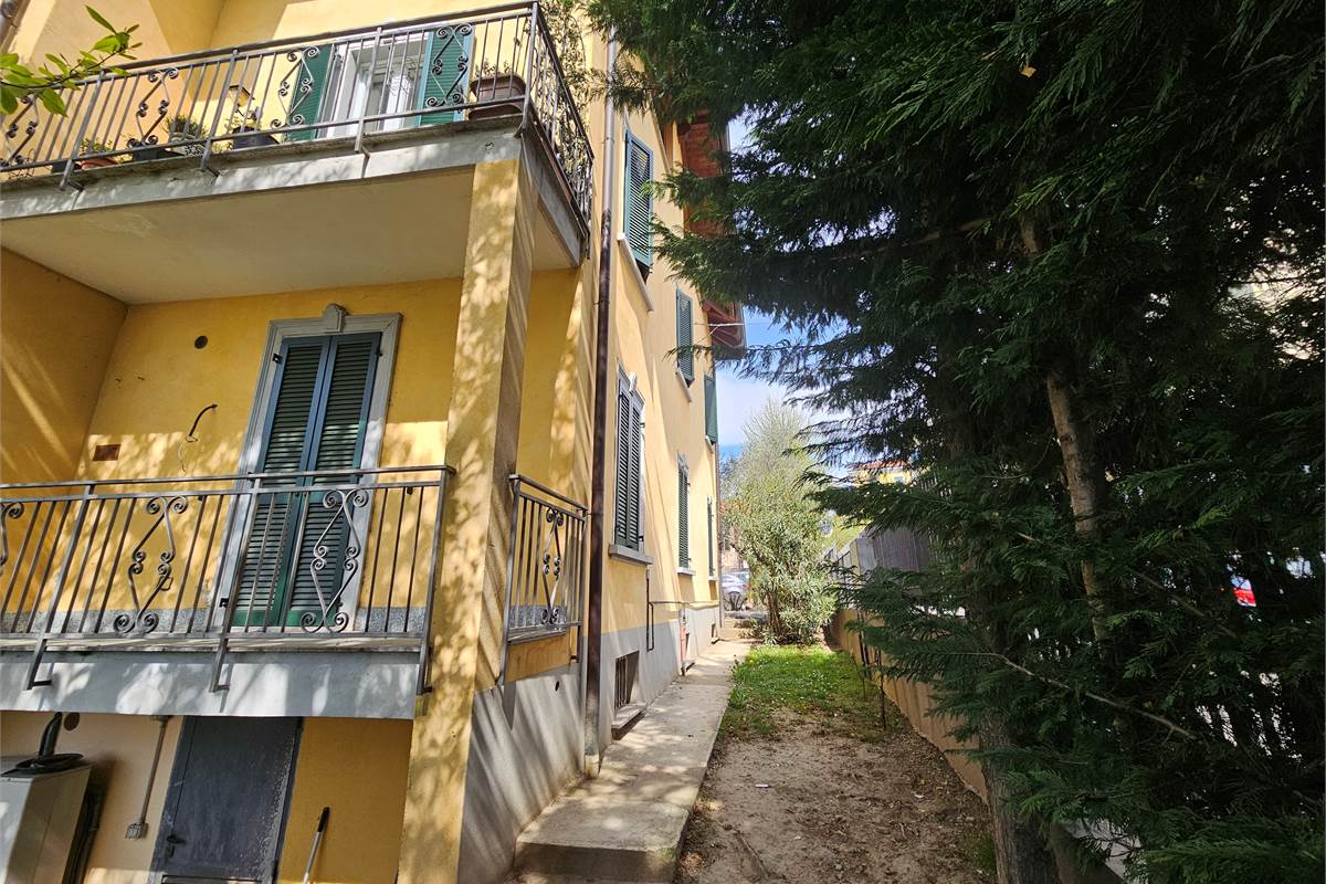 Villa Singola con due appartamenti e giardino