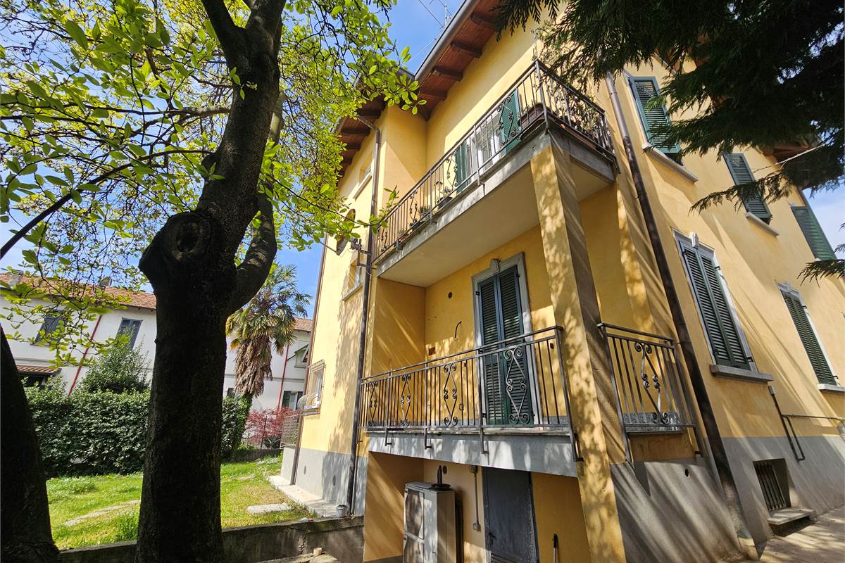 Villa Singola con due appartamenti e giardino