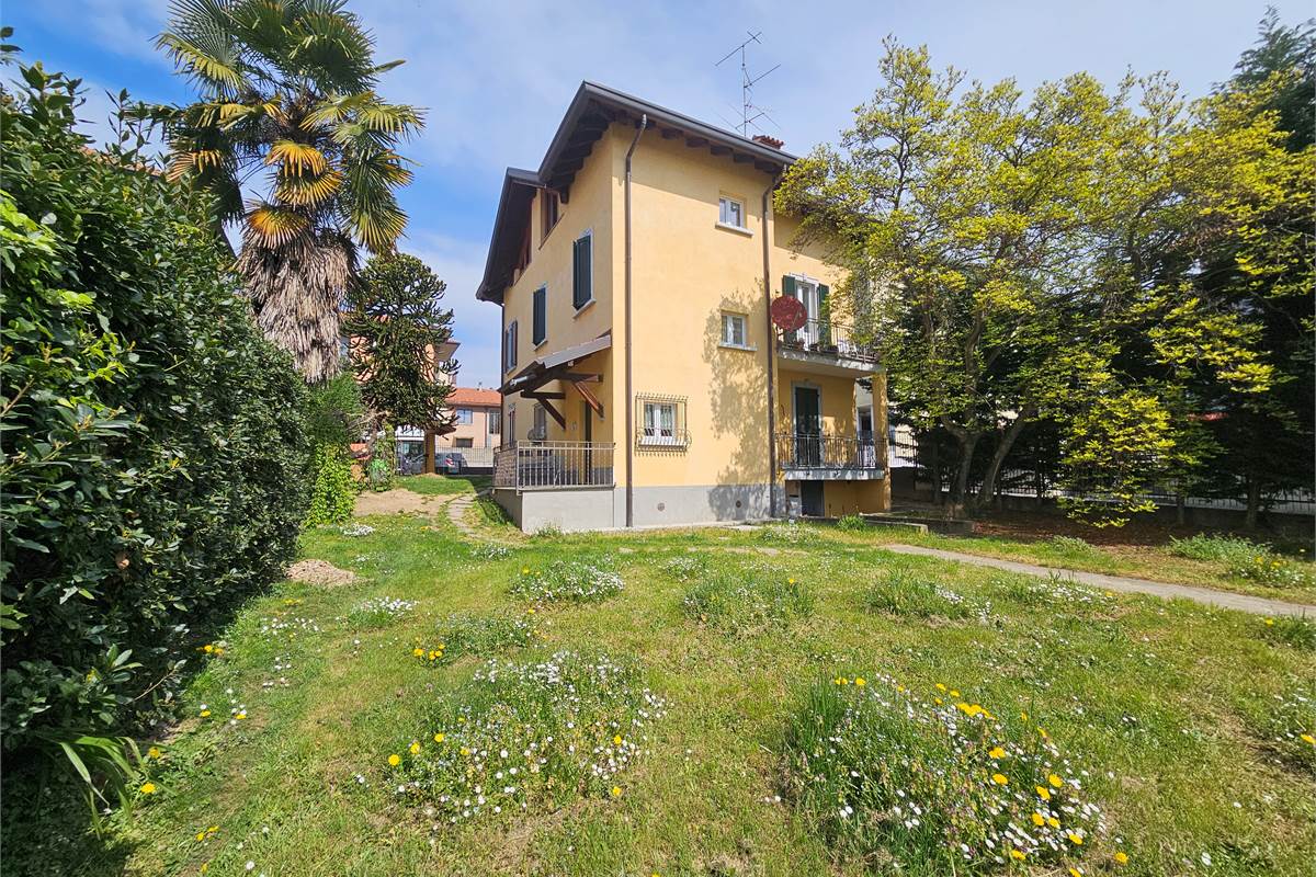 Villa Singola con due appartamenti e giardino