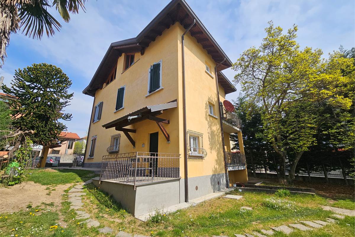 Villa Singola con due appartamenti e giardino