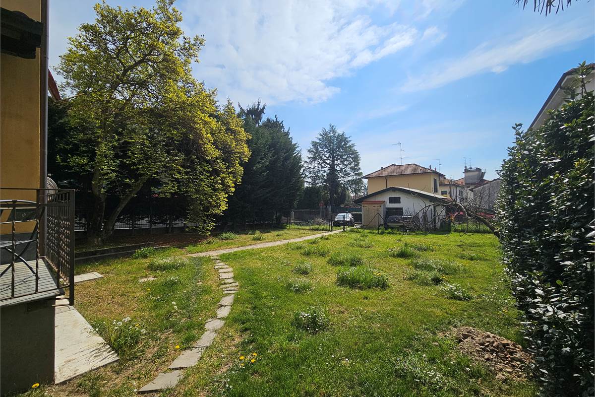 Villa Singola con due appartamenti e giardino
